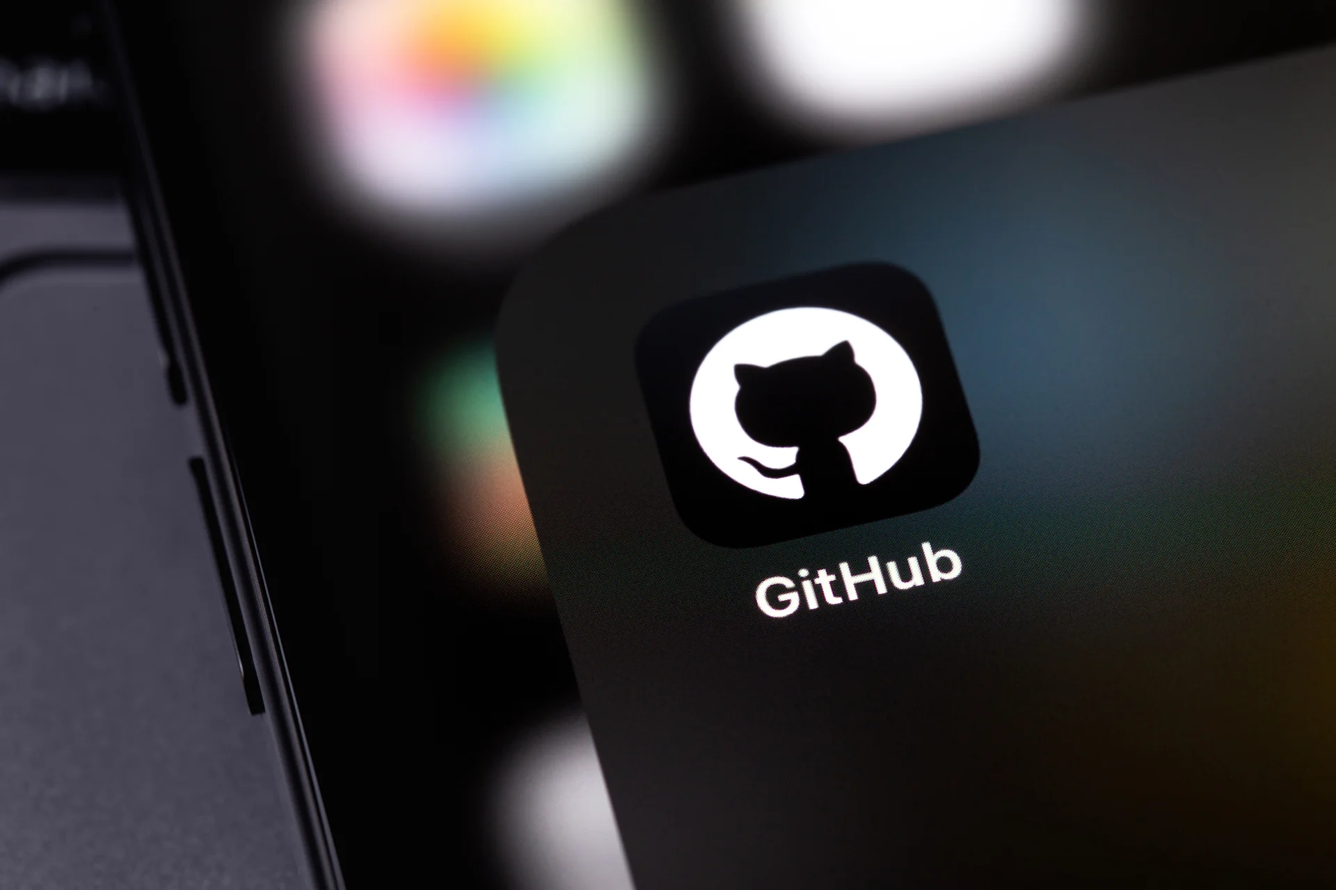 GitHub myöntää lähdekoodivuodon: 3800 sisäistä repositoriota murrossa